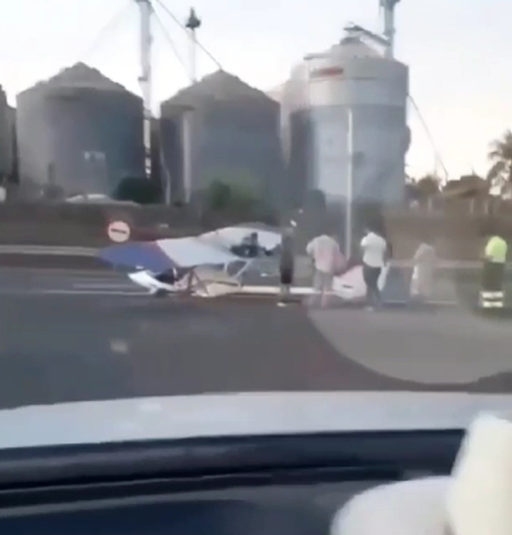 Avião de pequeno porte faz pouso forçado na BR-365, em Ituiutaba