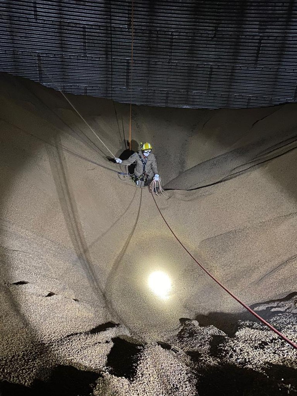 Funcionários caíram em silo de grãos — Foto: Corpo de Bombeiros