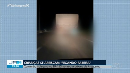 Crianças se arriscam pegando 