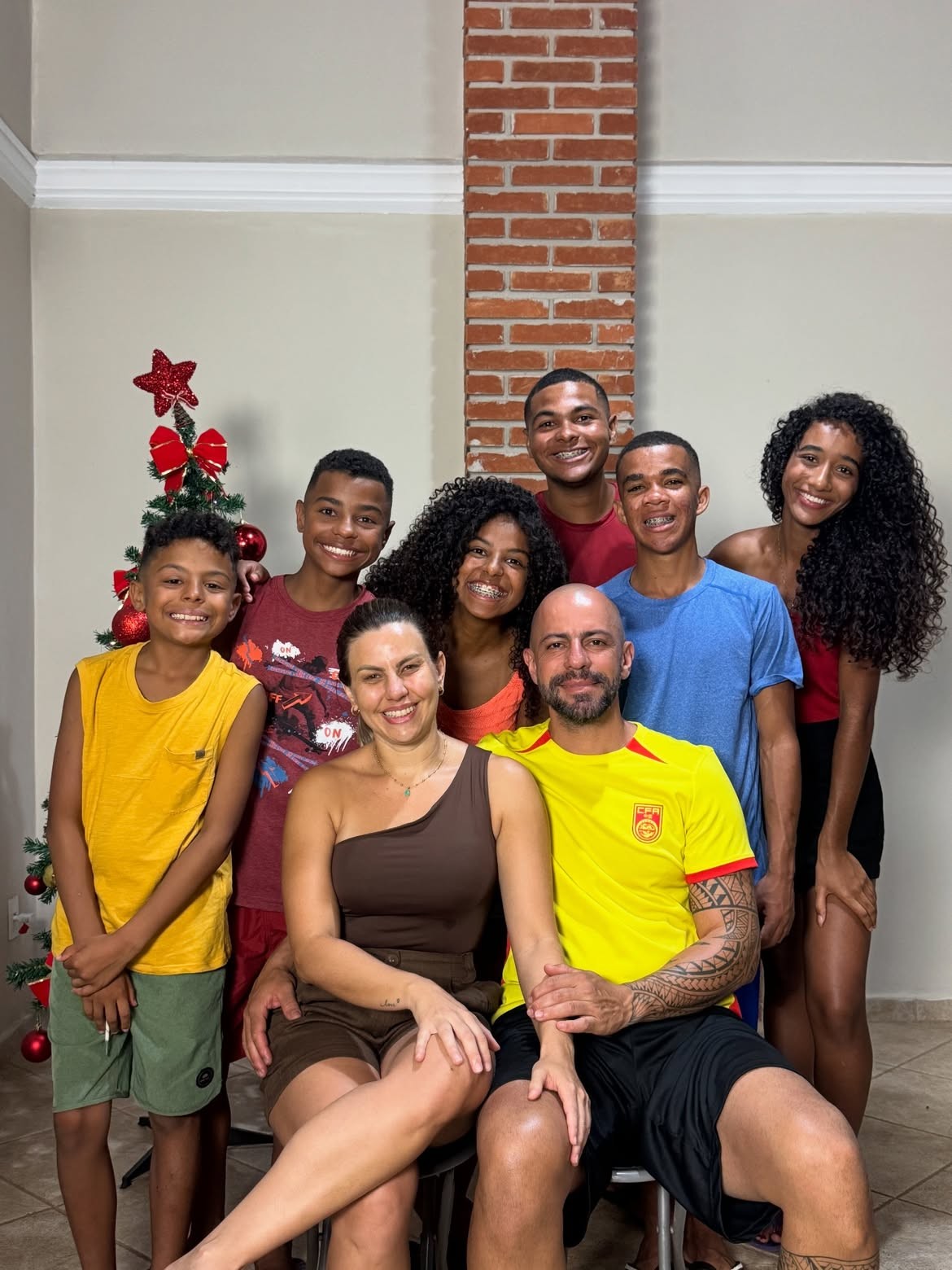 Mãe de seis por adoção, influenciadora conta os desafios até construir o vínculo: ‘O amor sozinho não basta’