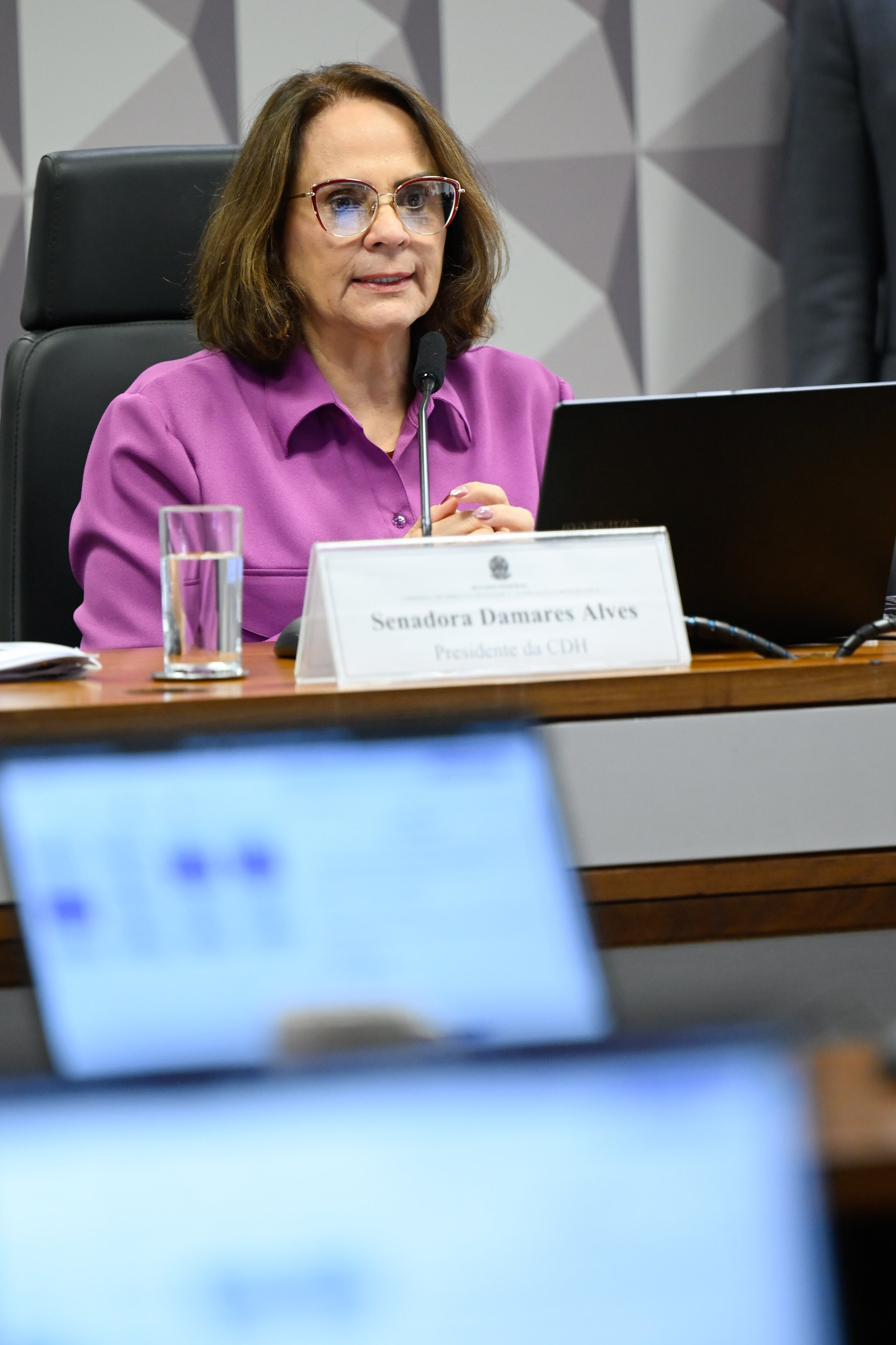 Às vésperas de julgamento no STF, Damares visita Bolsonaro e diz ter feito oração