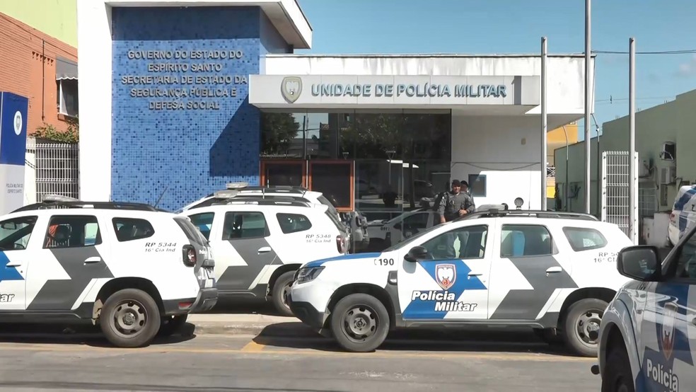 Vítima conseguiu fugir e correu para pedir ajuda para unidade da polícia que ficava próximo da casa em Cariacica, Espírito Santo — Foto: Reprodução/TV Gazeta