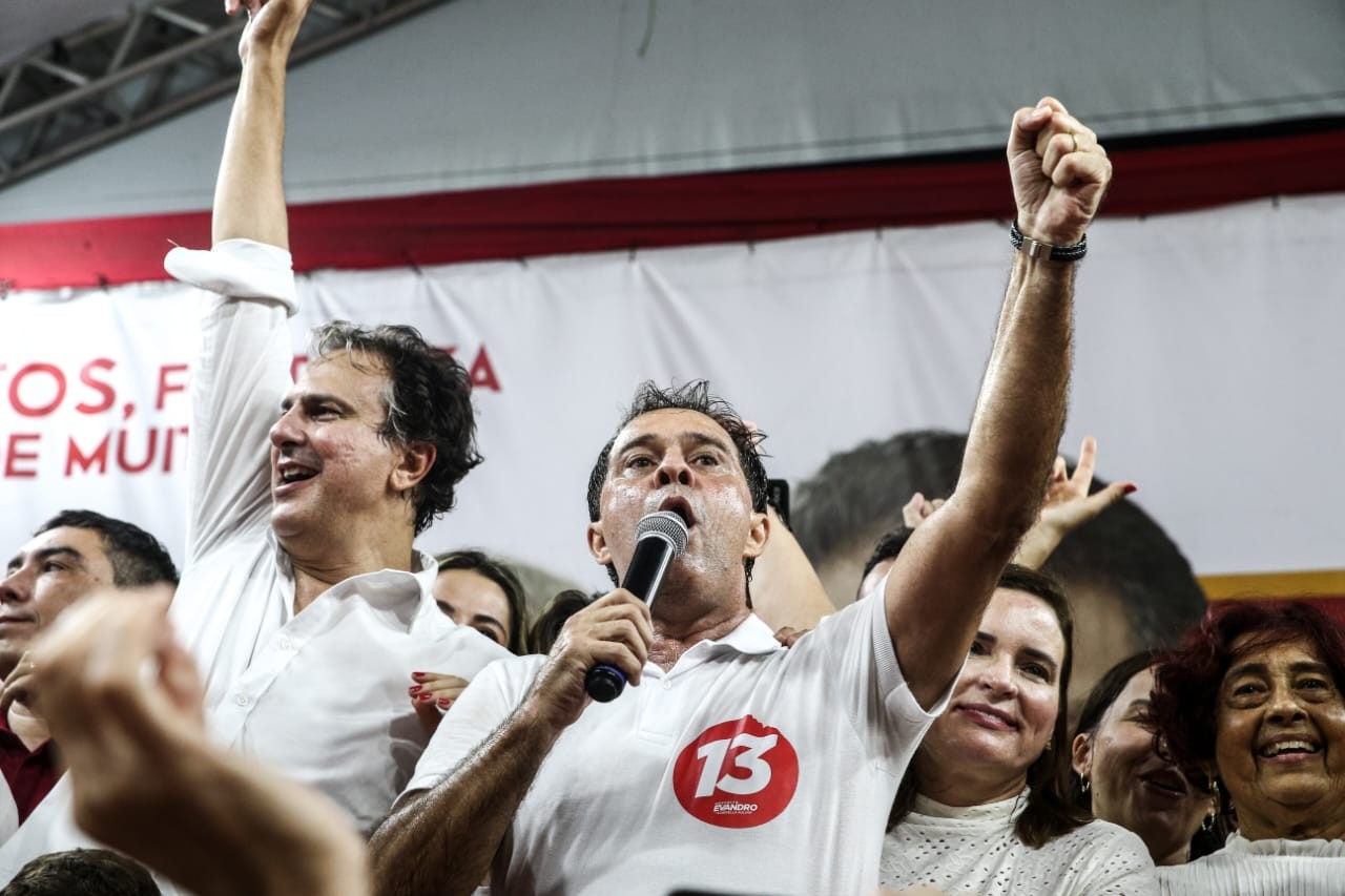 Em primeiro discurso após vitória, Evandro Leitão (PT) faz agradecimento especial às mulheres e diz que ‘o bem venceu o ódio’