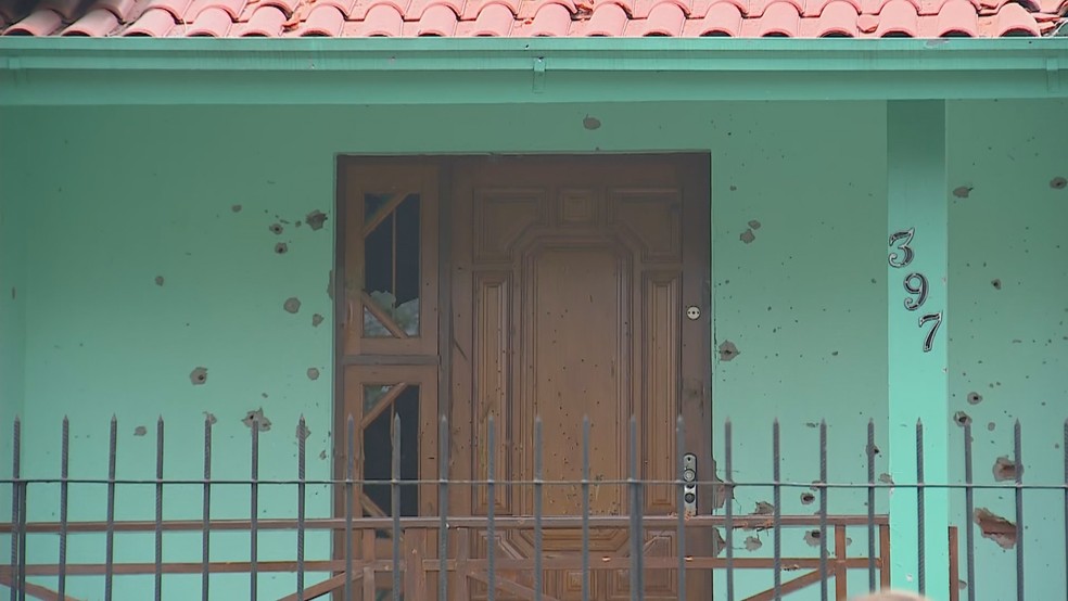 Fachada de casa com marcas de tiros em Novo Hamburgo — Foto: Reprodução/RBS TV