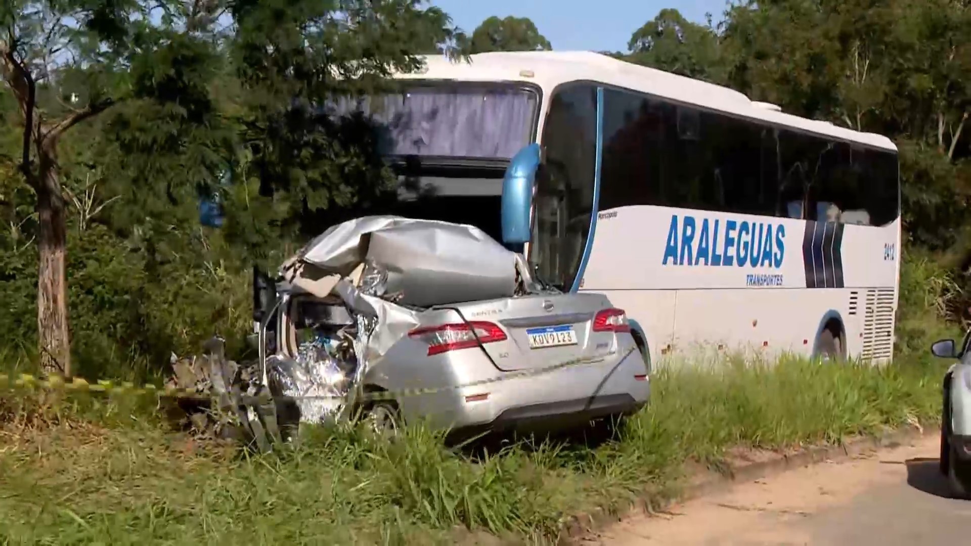 Motorista de carro morre e passageiros de ônibus ficam feridos após batida frontal em Aracruz, ES