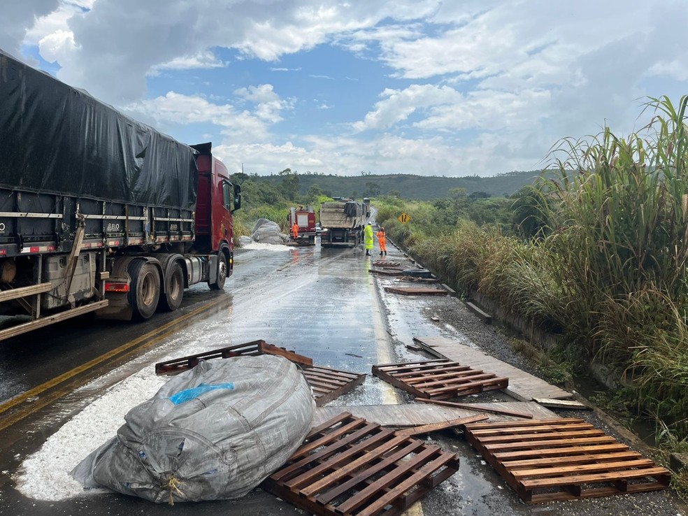 Carga ficou espalhada na via após acidente com carreta em Fomriga — Foto: Corpo de Bombeiros/Divulgação