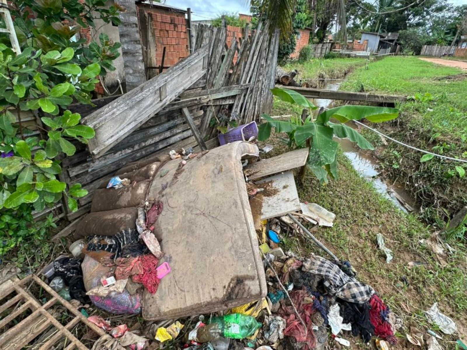 Após uma semana, moradores relatam prejuízos com enxurrada que atingiu bairros em Rio Branco: ‘Perdemos tudo’