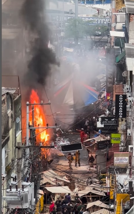Bombeiros controlam incêndio em van na Rocinha