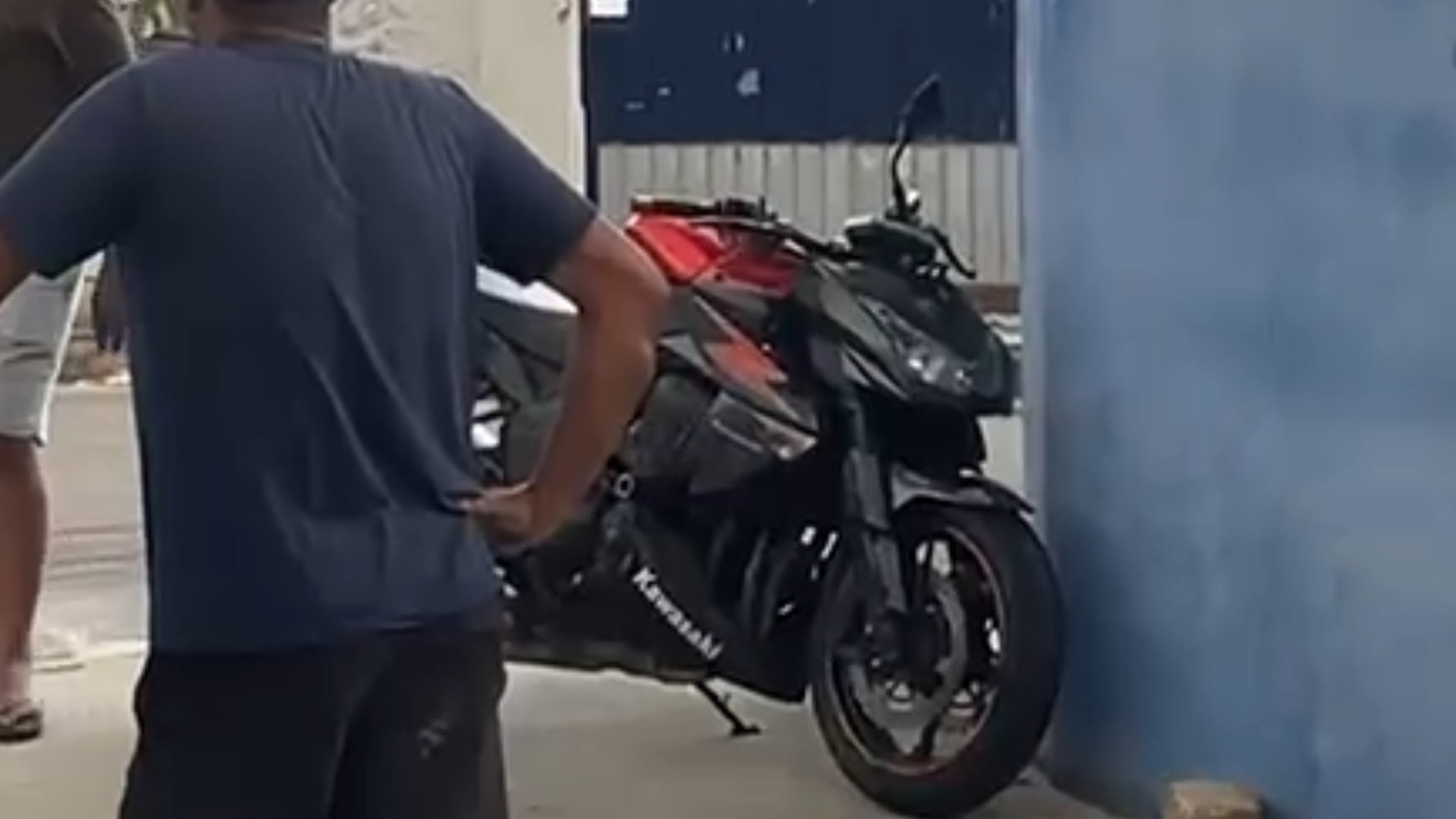 Motociclista fica preso embaixo de caminhão e morre após batida em Itaquaquecetuba