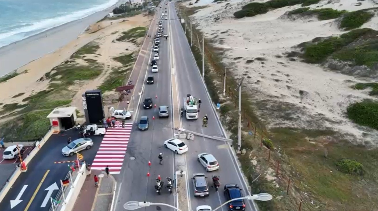 Motorista perde o controle de carro e derruba poste na Via Costeira em Natal