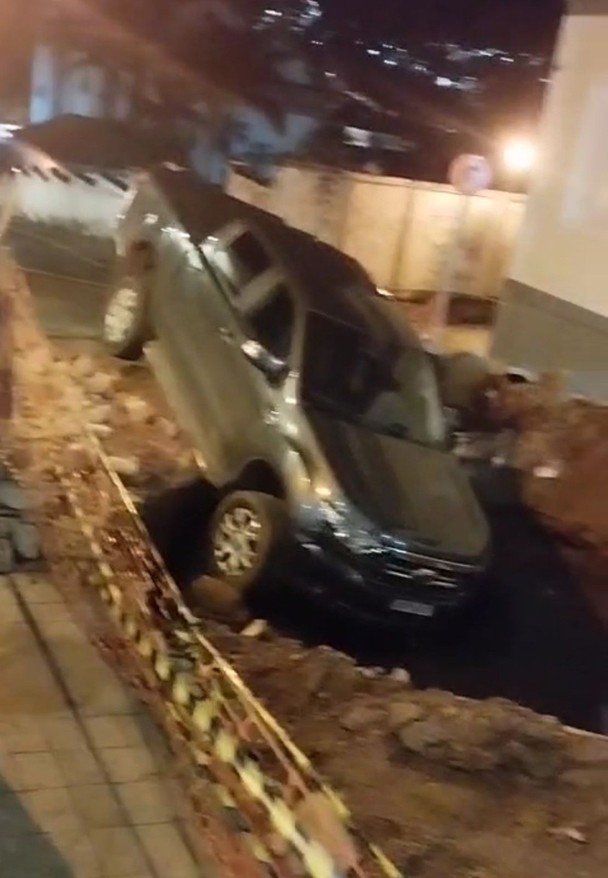 Motorista não percebe cratera e cai com caminhonete em São João del Rei; VÍDEO