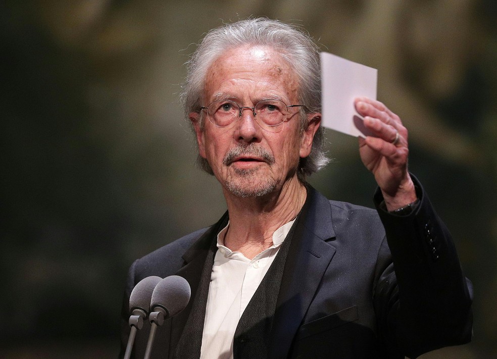 O vencedor do prêmio Nobel de Literatura de 2019, Peter Handke, em foto de novembro de 2018 durante uma premiação de teatro. — Foto: Georg Hochmut / APA / AFP