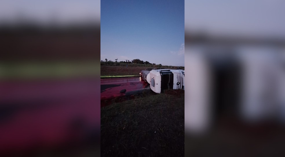 2 de 2
Todas as faixas e o acostamento da rodovia foram interditados por conta do tombamento &mdash; Foto: Redes Sociais/Reprodu&ccedil;&atilde;o
