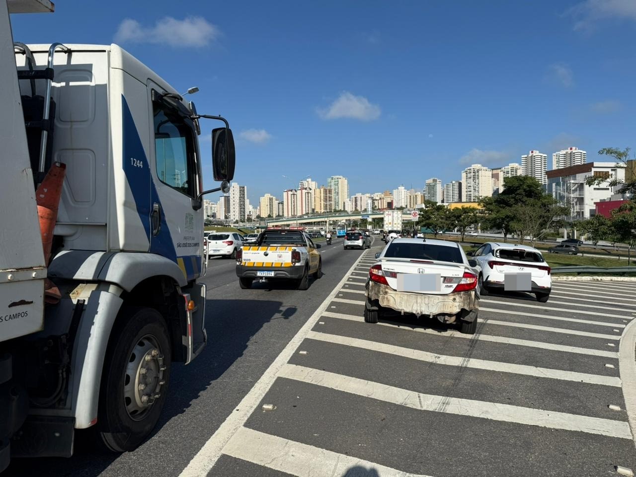 Acidente envolvendo seis veículos deixa motociclista ferido no Anel Viário, em São José dos Campos