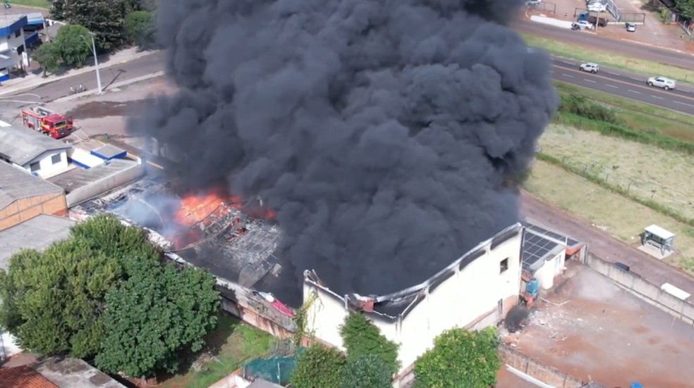 Incêndio atinge fábrica de embalagens de Cascavel — Foto: José Doneda/Secom