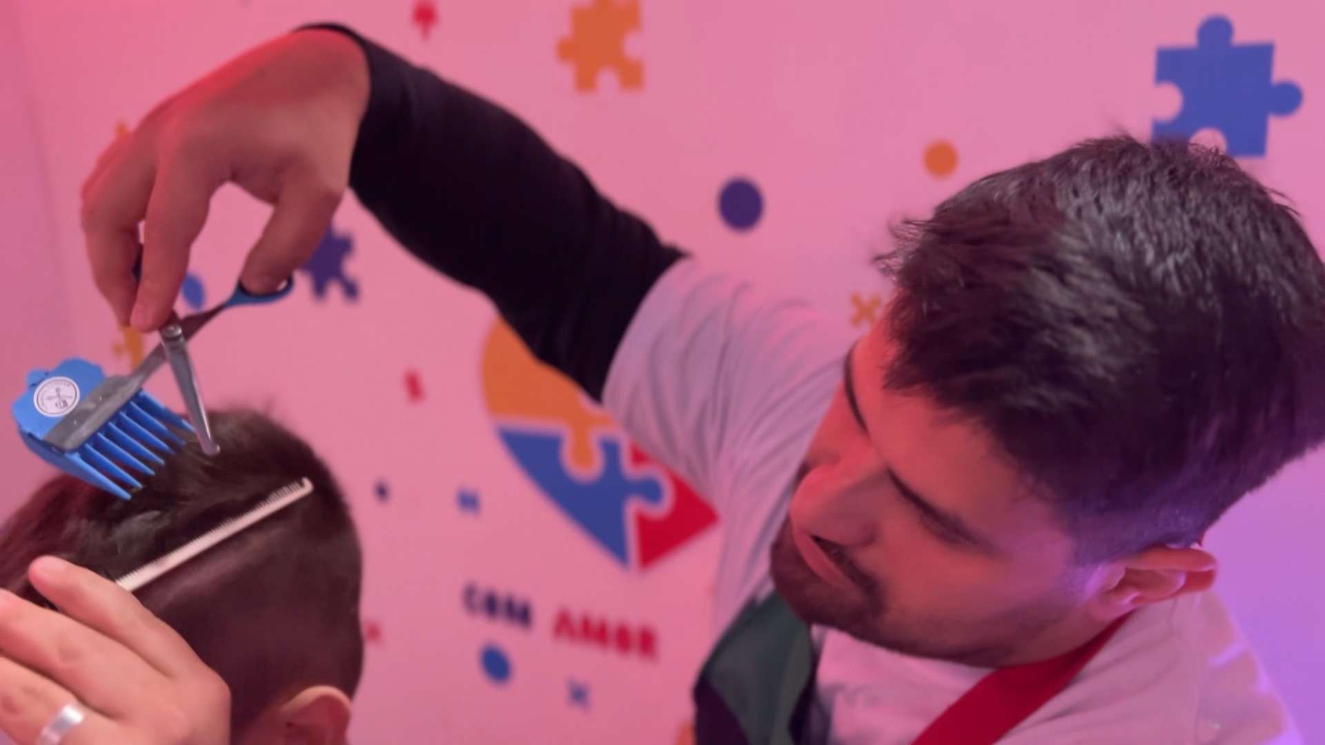 Pai atípico: barbeiro cria espaço para atender crianças autistas inspirado nos próprios filhos