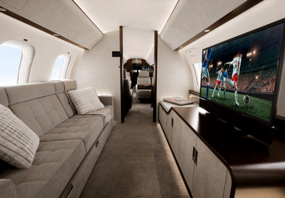 Sala de estar do Global 7500 pode ter sofá de três lugares e TV de 55 polegadas — Foto: Divulgação/Bombardier