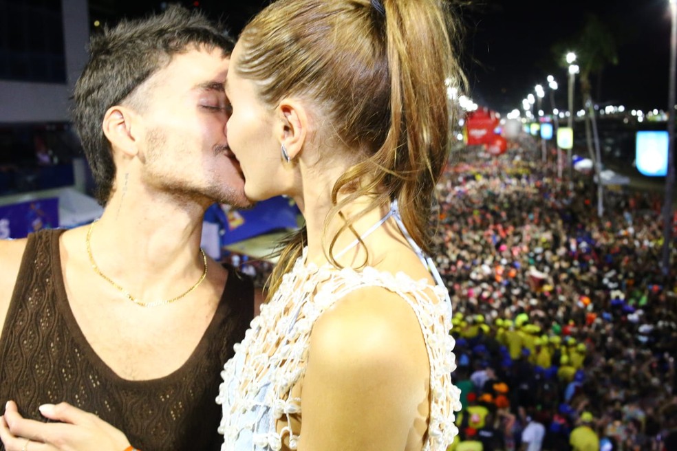 João Lucas e Sasha trocam beijos em cima do trio de Ivete Sangalo durante o carnaval de Salvador — Foto: Livia Neves/Ag. Picnews