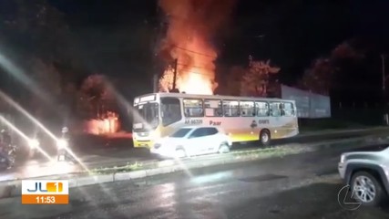 Incêndio destrói casas de madeira no bairro 40 horas, em Ananindeua