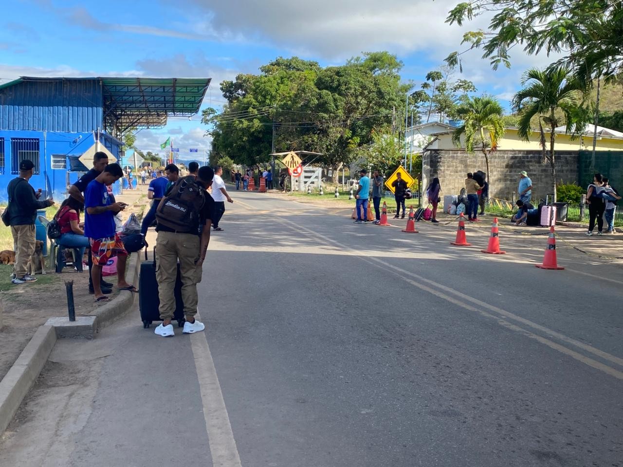 Exército abre 1º dia de atendimento a venezuelanos após queda do ditador Nicolas Maduro