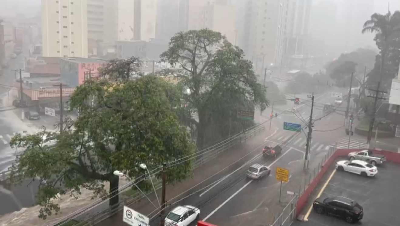 Região de Campinas tem previsão de até 100 mm de chuva por hora e ventos intensos, diz Inmet