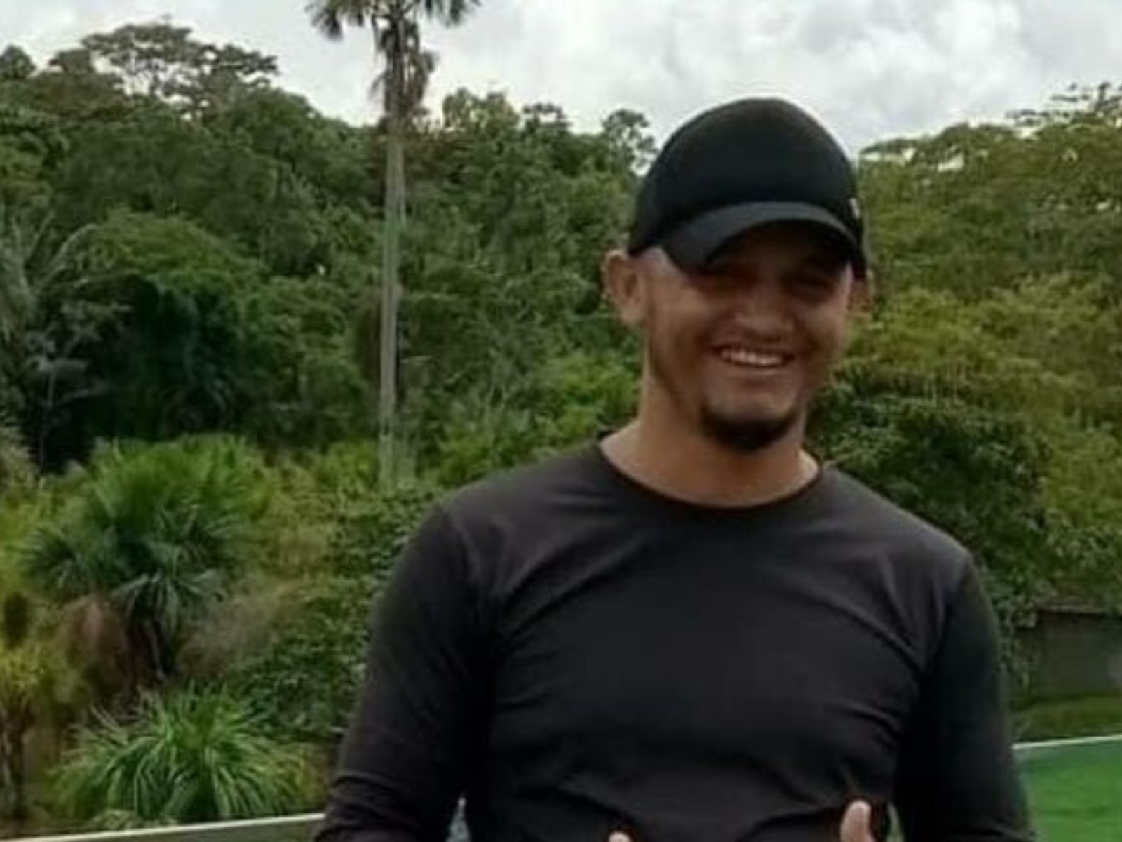 Homem é perseguido por carro roubado e morto a tiros no Acre