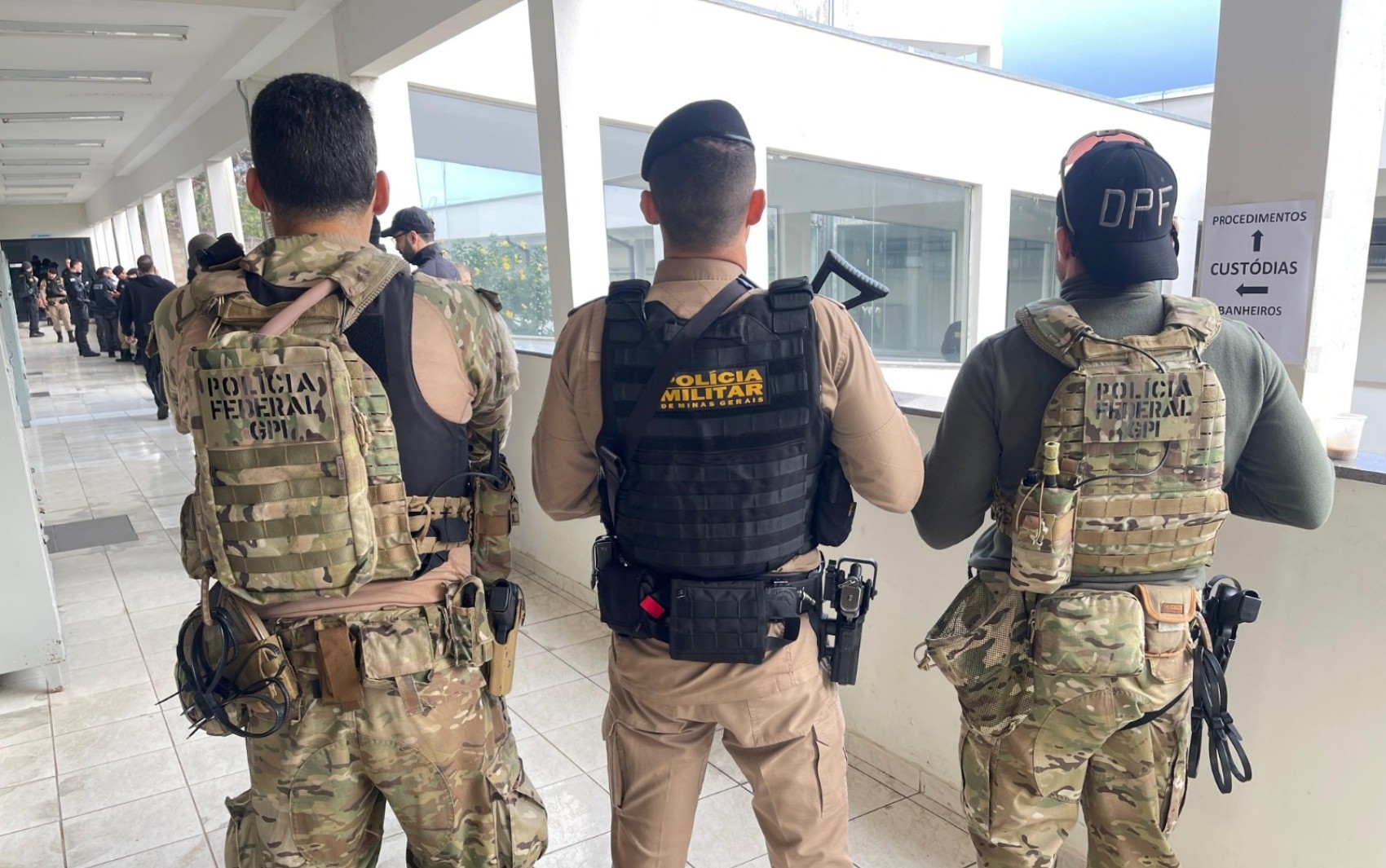 Mais de 100 veículos, armas e R$ 200 mil são apreendidos em operação da PF em MG e SP