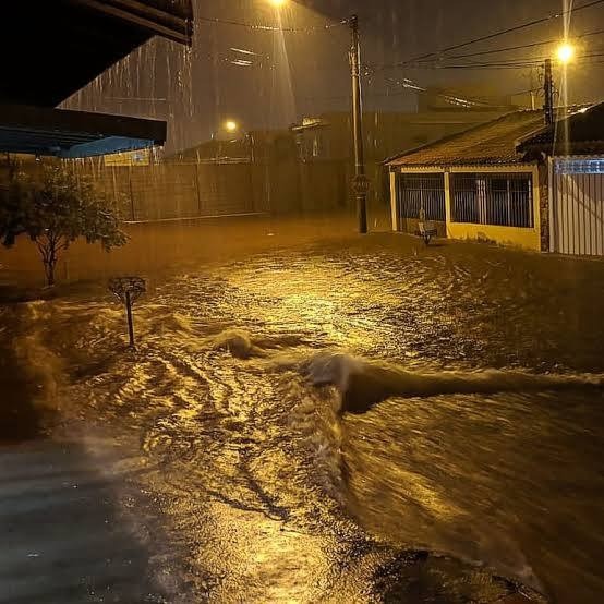 Inmet e Cemaden apontam riscos de ocorrências pelo acumulado de chuva no Litoral Norte de SP