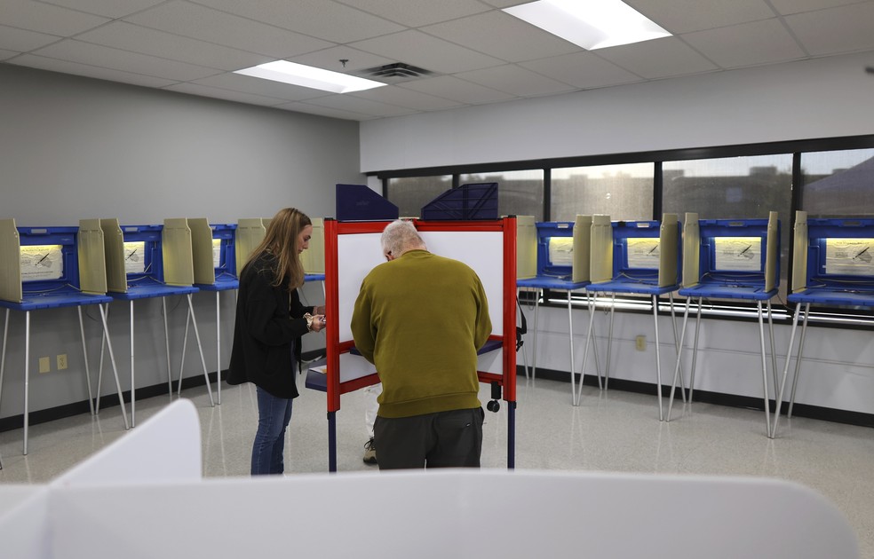 Eleitores em Minnesota votam de forma antecipada em 20 de setembro — Foto: AP Photo/Adam Bettcher