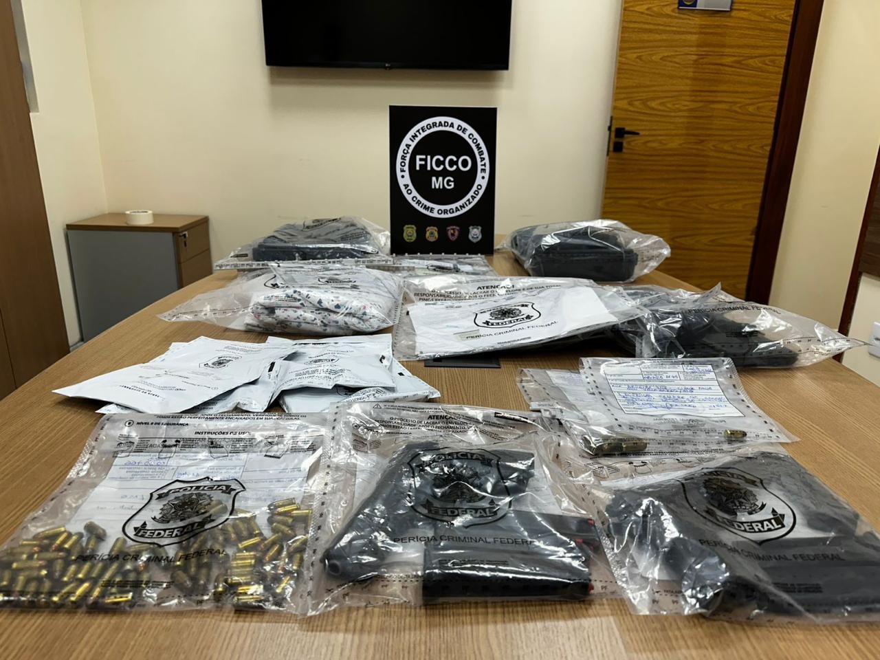 Cinco pessoas são presas em operação contra tráfico de drogas e armas em Governador Valadares
