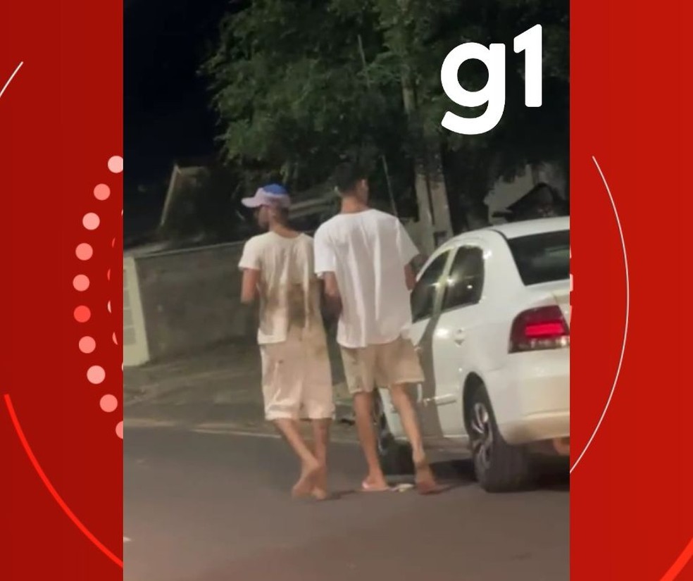 Antônio Augusto de Moraes Araújo e José Cleiton Melo da Silva foram vistos andando pelas ruas próximo à entrada de Água Boa (MT) — Foto: Sejus-MT/divulgação