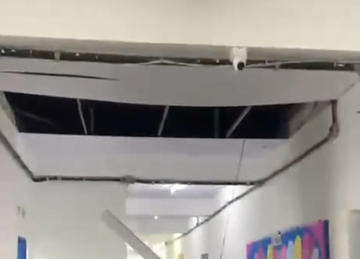 Forro de PVC desaba de teto de escola estadual no Recife; VÍDEO
