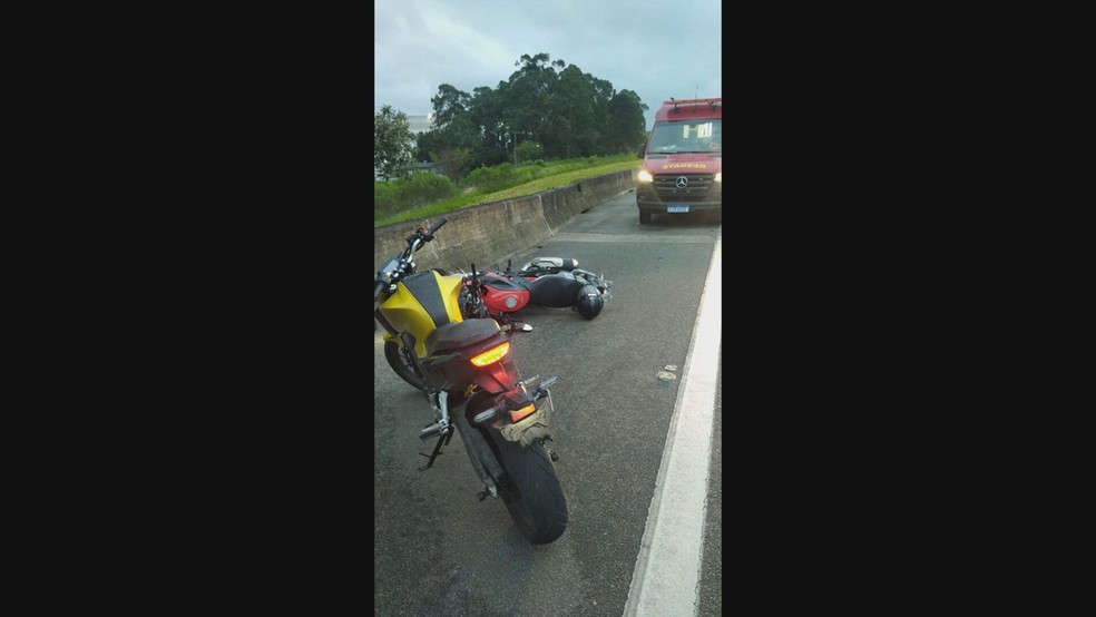 Motos envolvidas na ocorrência da Rodovia Imigrantes — Foto: Cinegrafista amador
