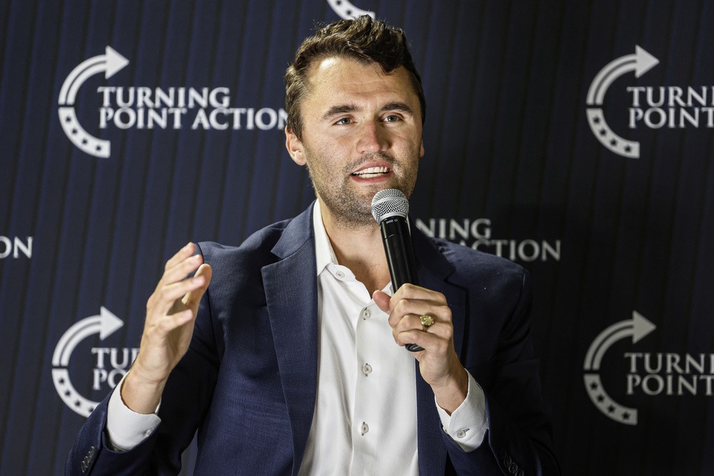 Charlie Kirk, ativista da extrema direita americana, é baleado em evento nos EUA