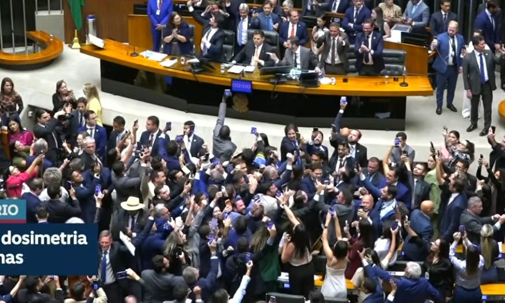 Deputados comemoram após votação — Foto: Reprodução