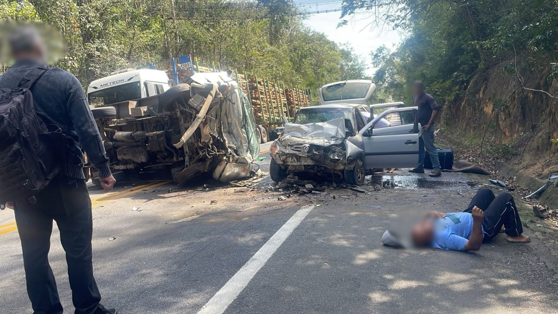 Acidente deixa um morto, quatro feridos e interdita a BR-101, em Sooretama