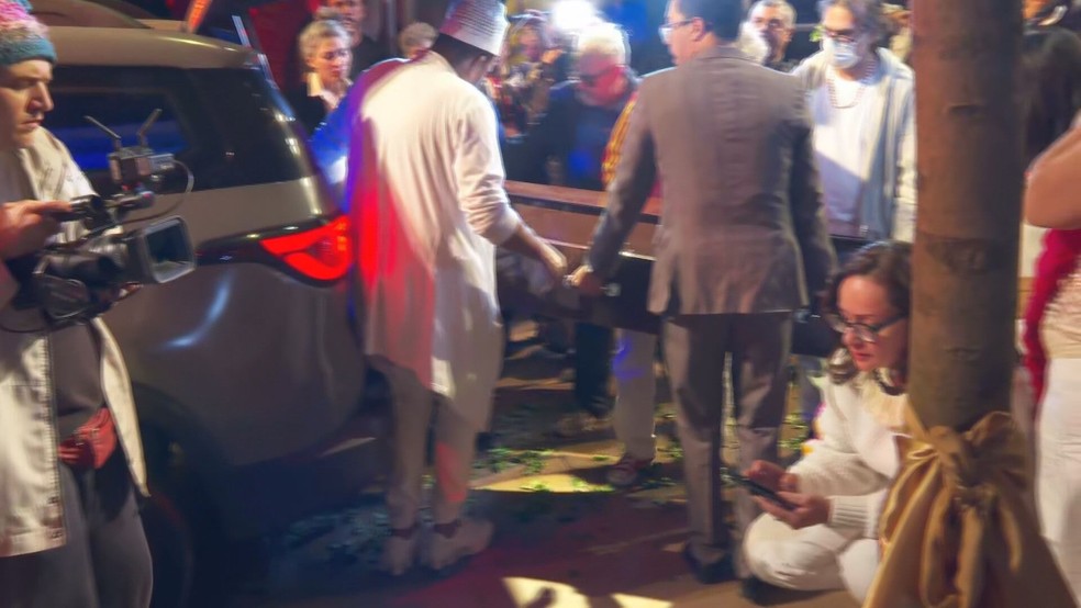Corpo de Zé Celso Martinez chega ao Teatro Oficina para o velório do diretor — Foto: Reprodução/GloboNews