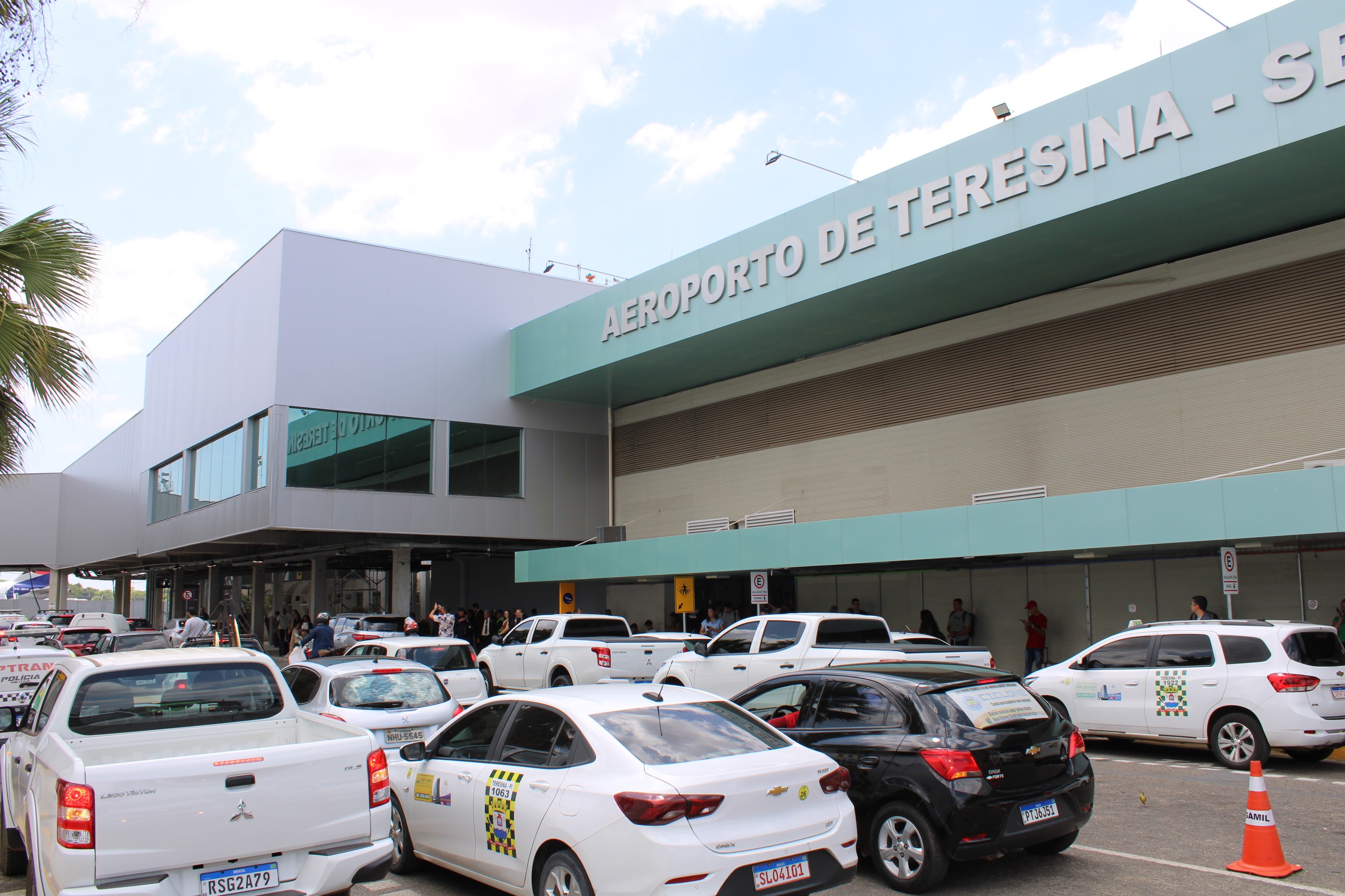 Golpistas oferecem falsas vagas de emprego no aeroporto de Teresina e cobram taxas de candidatos; administração alerta