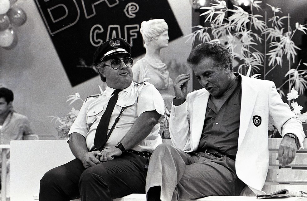 Guarda Juju no programa A Praça é Nossa', do SBT, ao lado de Carlos Alberto de Nóbrega. — Foto: Arquivo/SBT