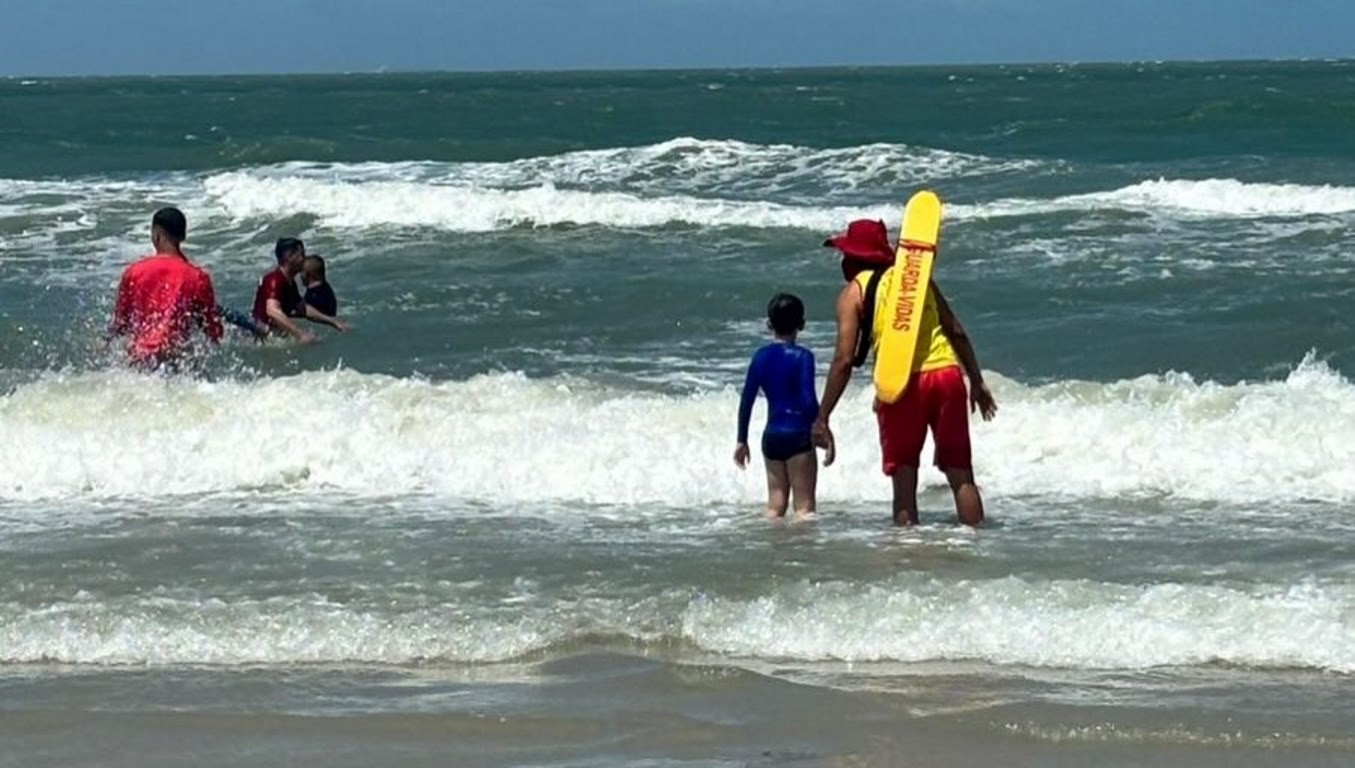 Corpo de Bombeiros reforça operação Praia Segura na Grande Ilha durante as férias