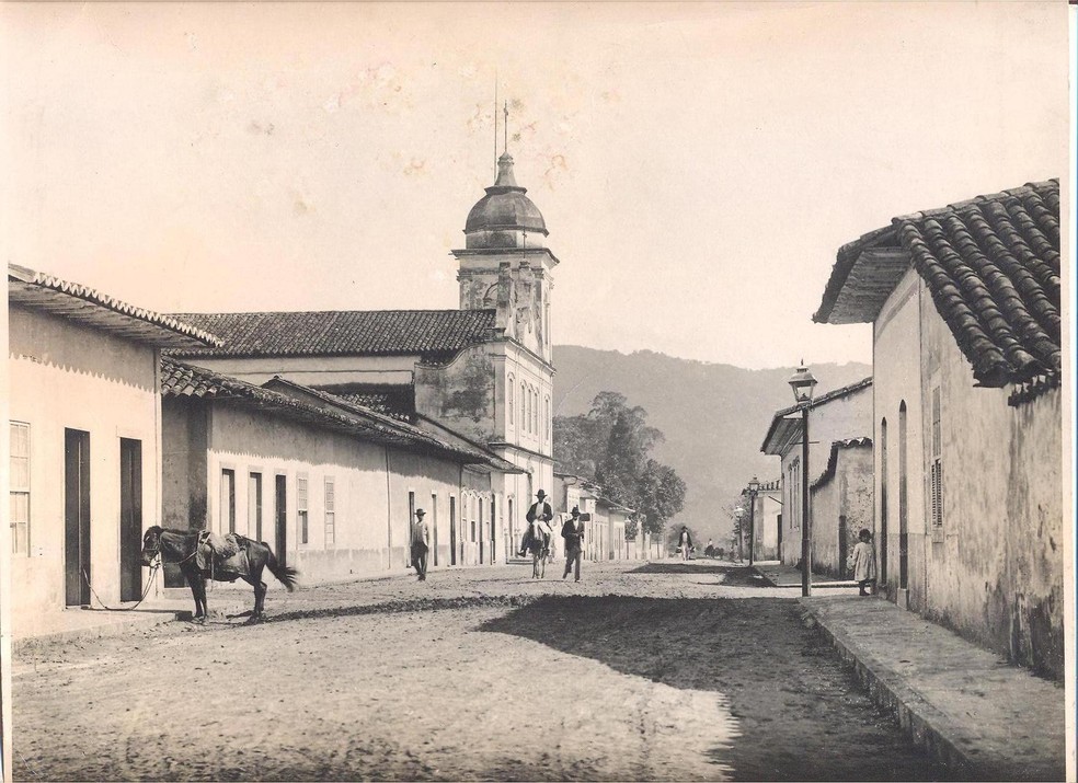 Mogi das Cruzes sempre teve várias igrejas católicas, como a do Rosário (ao fundo) — Foto: Arquivo Histórico de Mogi/Divulgação