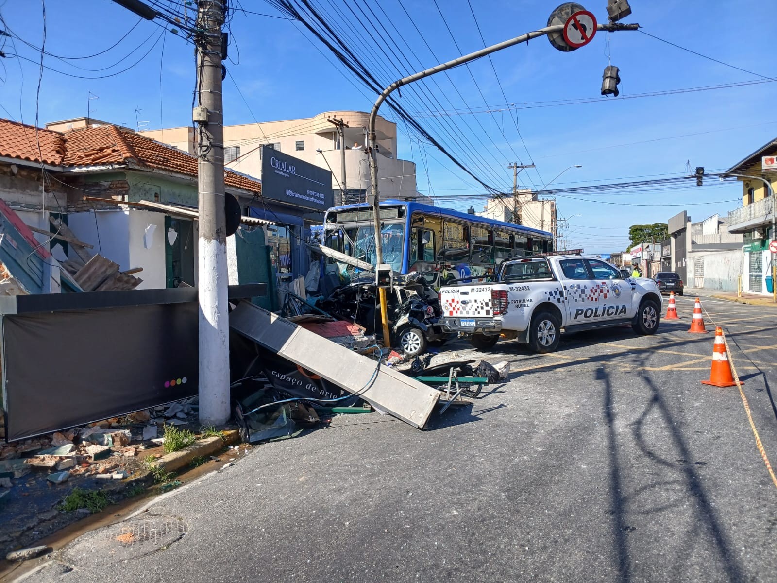 Acidente entre carro e ônibus deixa dois mortos e seis feridos em Suzano