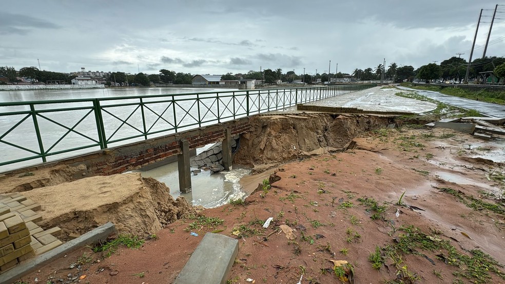 Calçada desaba na lagoa de captação do Santarém em Natal — Foto: Vinícius Marinho/Inter TV Cabugi