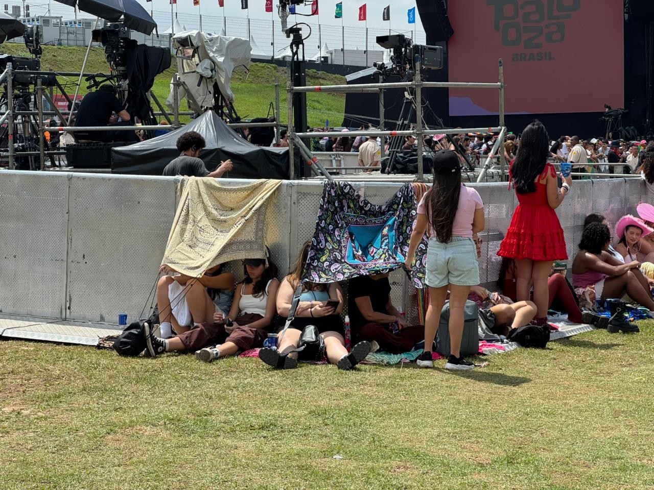 Lollapalooza 2026: fãs enfrentam calor, filas, espera e busca por lugar na sombra no 1º dia de festival