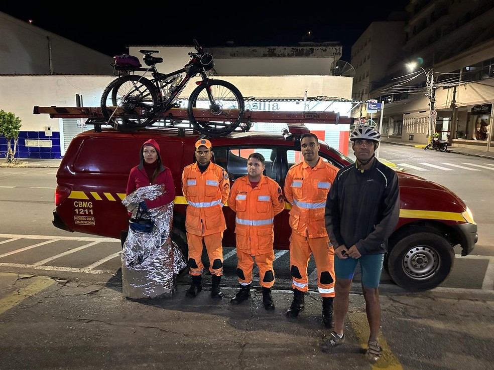 Dupla que se perdeu em trilha é resgatada após quase 10 horas em mata com sinais de hipotermia em MG — Foto: Corpo de Bombeiros