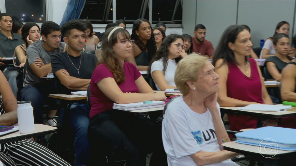 Após aprender a ler e a escrever aos 85 anos, mulher de 91 é caloura de faculdade de nutrição — Foto: Jornal Nacional/ Reprodução