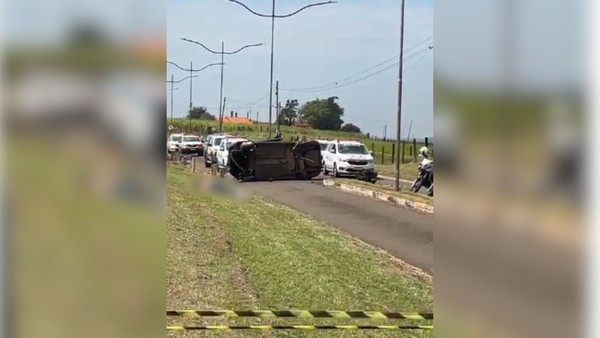 Catanduva - SP:  Motorista morre após desobedecer ordem de parada, andar na contramão e capotar carro com 25 kg de droga em rodovia