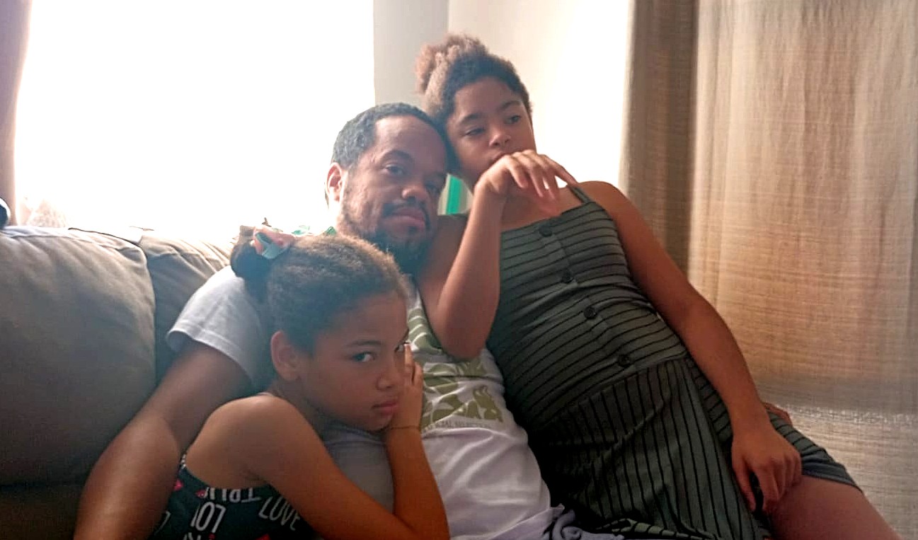 Irmãs de 10 e 11 anos são achadas em mata após sumiço de mais de 24h: 'dormiram em construção', diz pai