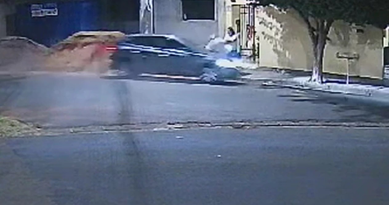 VÍDEO: idoso é arremessado ao alto após ser atropelado enquanto varria calçada na frente de casa