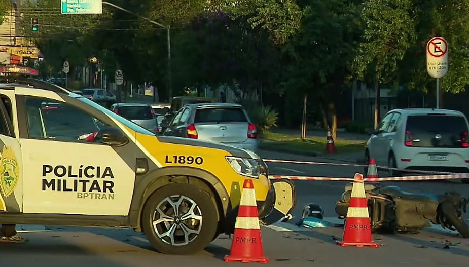 Motociclista morre após ser atingido por carro em Curitiba | G1